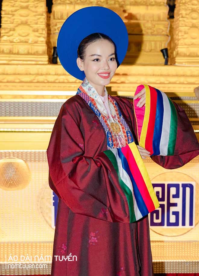 Áo Nhật Bình Năm Tuyền mang đến vẻ đẹp trang trọng