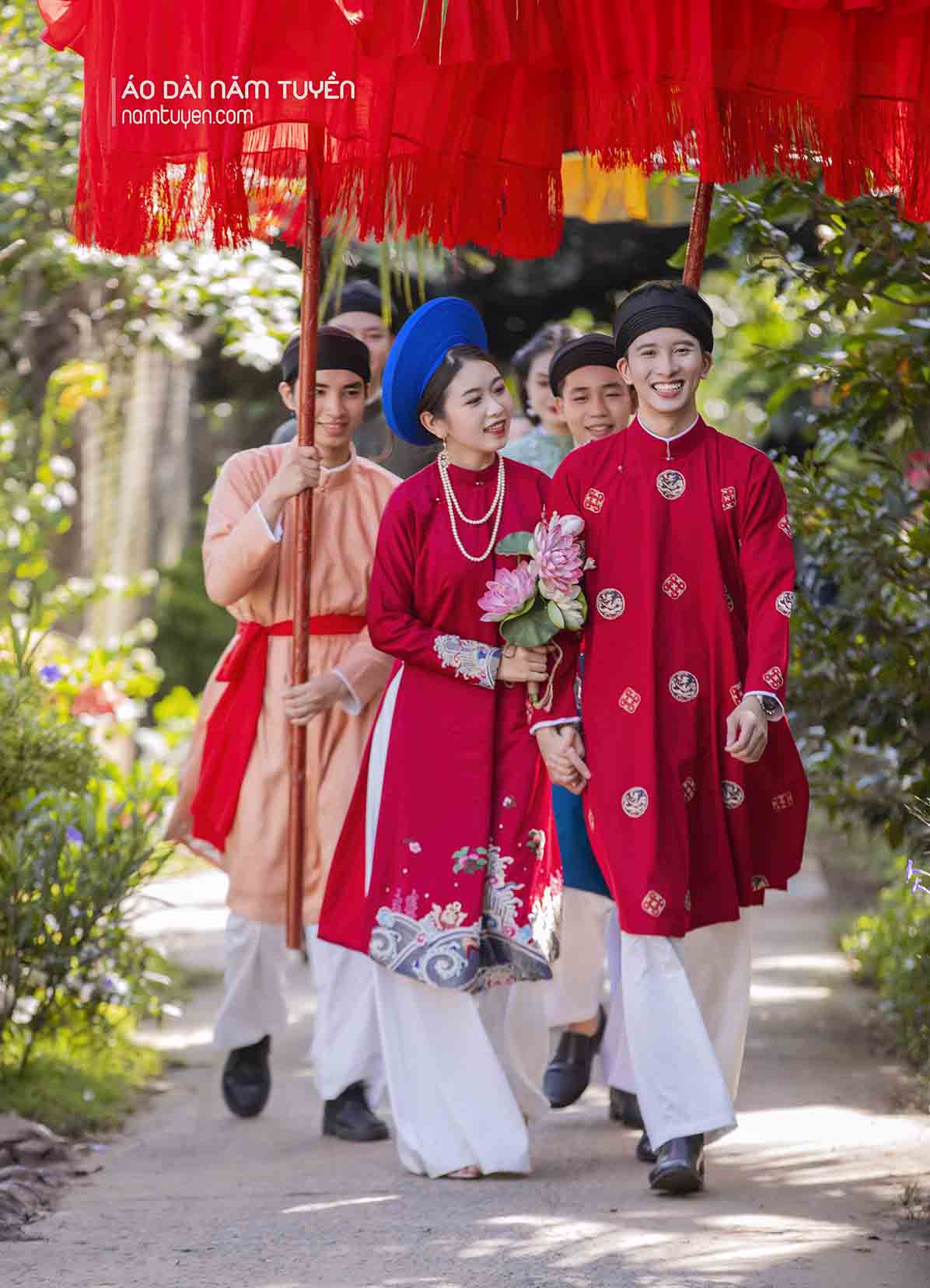 Cặp áo dài cưới màu đỏ kết hợp tinh hoa họa tiết cổ với nét mềm mại của hoa văn thủy ba