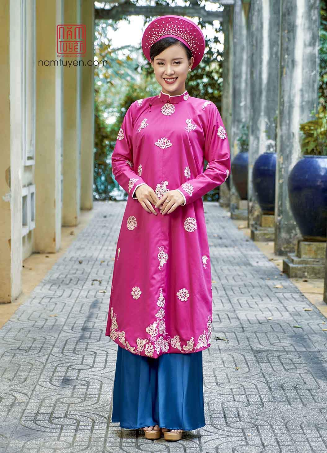 Áo dài cô dâu hồng sen thêu hoa văn cổ – Vẻ đẹp thuần Việt dành cho nàng dâu tinh tế