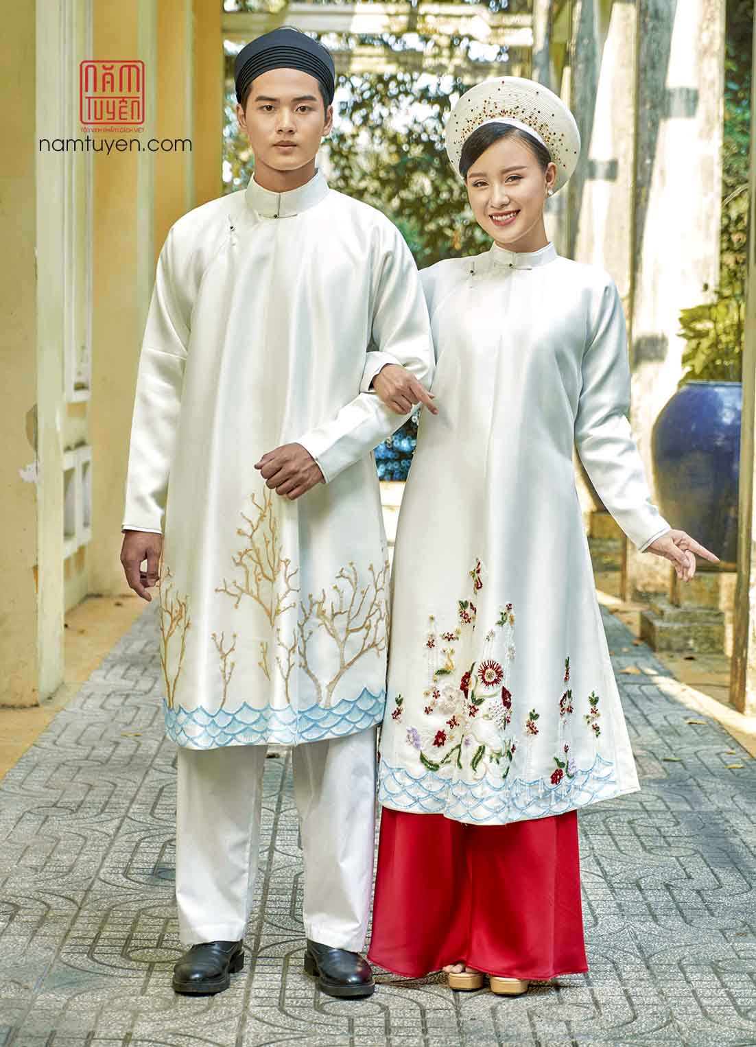 Áo dài cưới cặp họa tiết hiện đại – Tôn nét sang trọng đồng điệu của dâu – rể