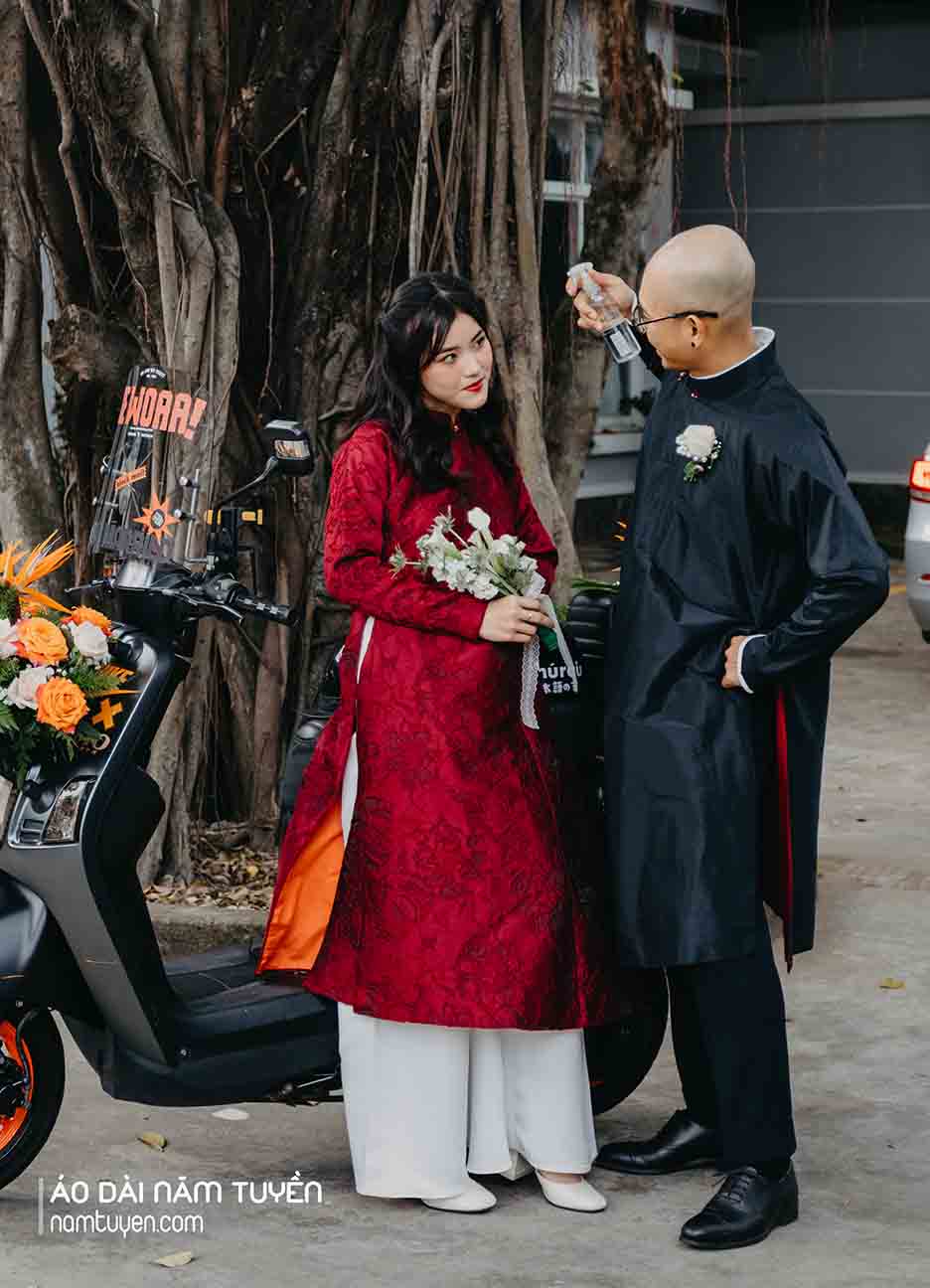 Cặp áo dài cưới – Cô dâu đỏ cát tường, chú rể đen lịch lãm
