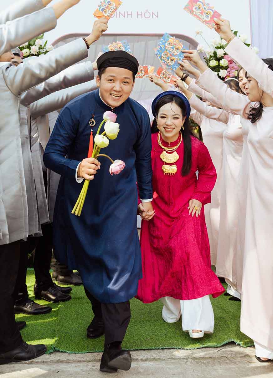 Cặp áo dài cưới – nam xanh đen truyền thống lịch lãm, nữ hồng sen tôn nét rạng rỡ 