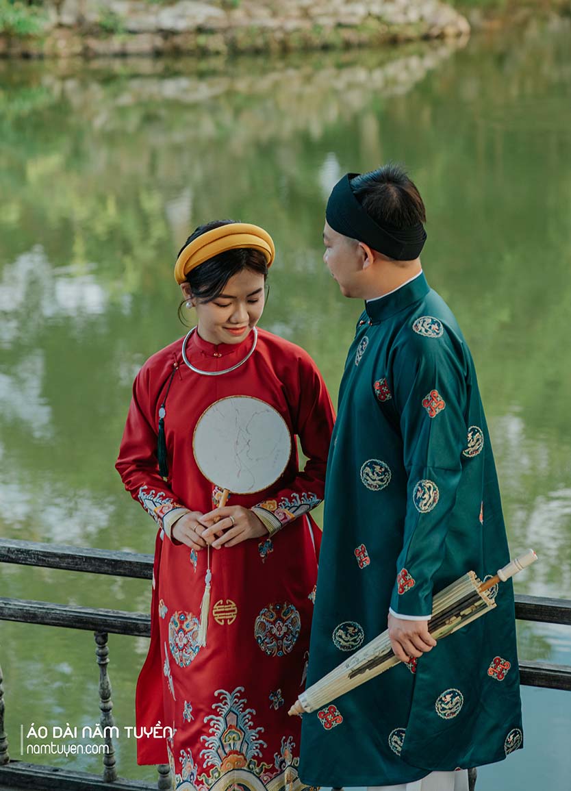 Cặp áo dài cưới truyền thống ngũ thân tay chẽn nam xanh rêu – nữ đỏ