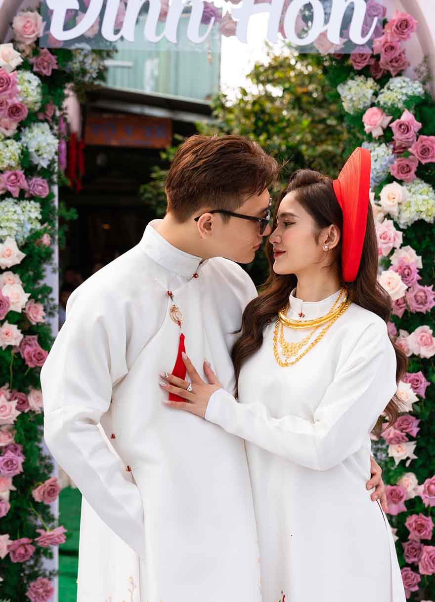 Cặp áo dài cưới màu trắng tinh khiết điểm nhấn hoa 3D nổi sắc sảo