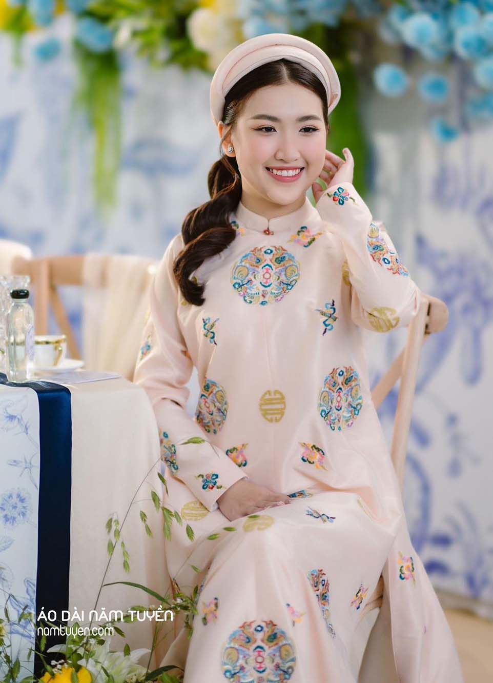 Cặp áo dài cưới ngũ thân tay chẽn với sắc kem thanh khiết và xanh đen quyền quý