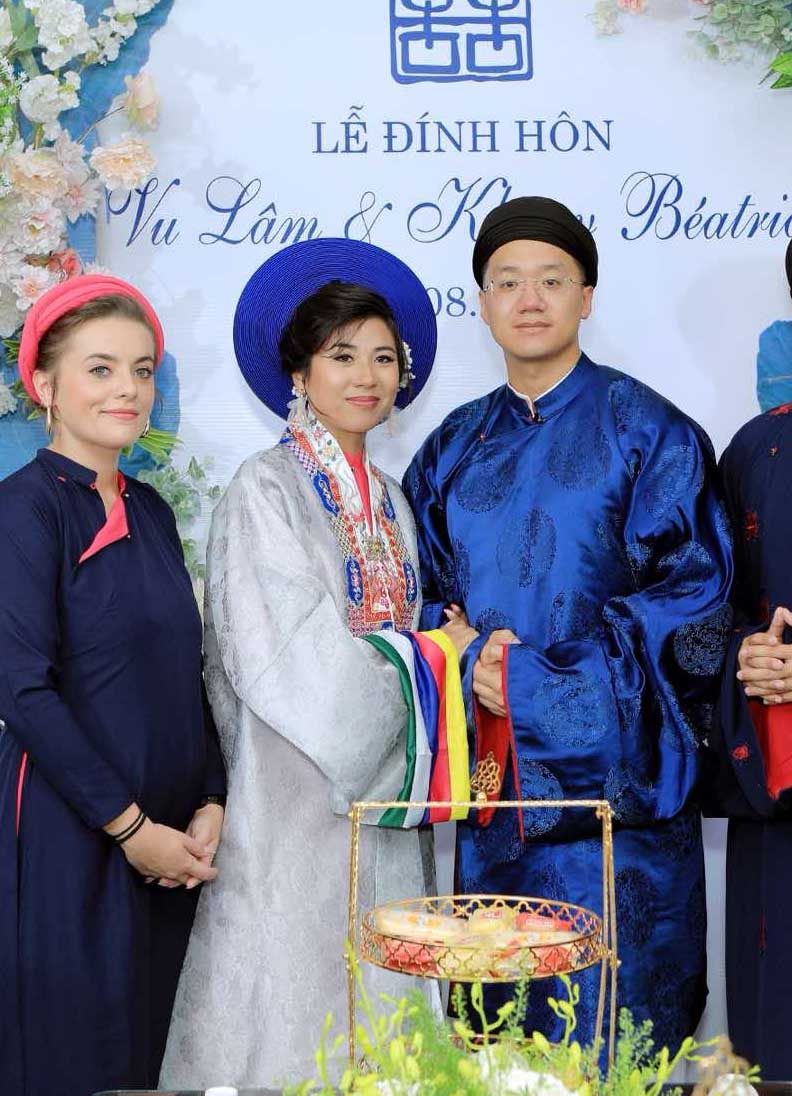 Nhật Bình xám thanh nhã dành cho cô dâu cùng áo tấc gấm xanh dương dành cho chú rể