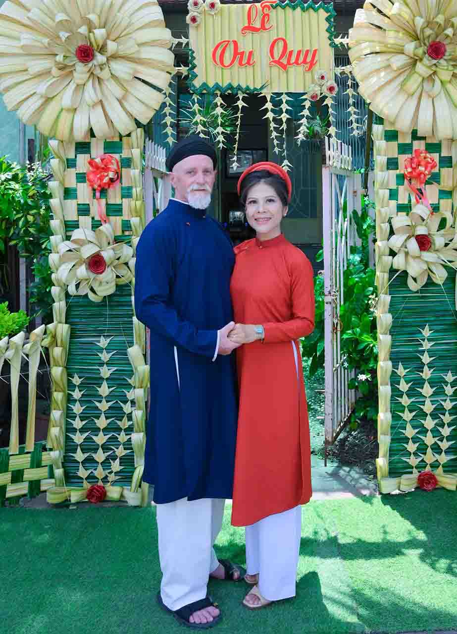 Cặp áo dài cưới gam đỏ rực rỡ cho cô dâu, chú rể sắc xanh thanh lịch