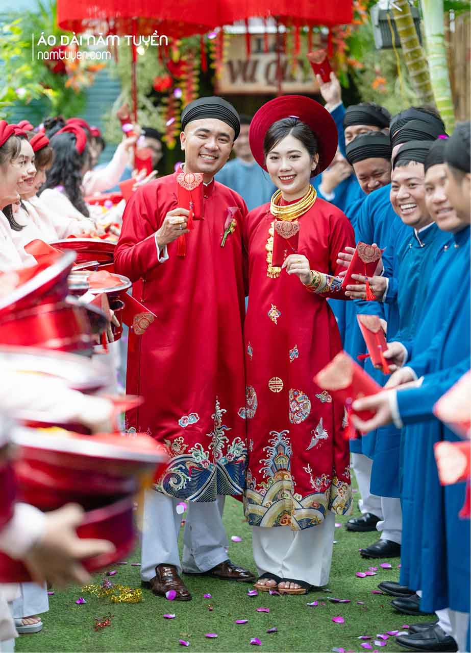 Cặp áo dài cưới ngũ thân tay chẽn mang sắc đỏ truyền thống hoa văn thêu tinh xảo