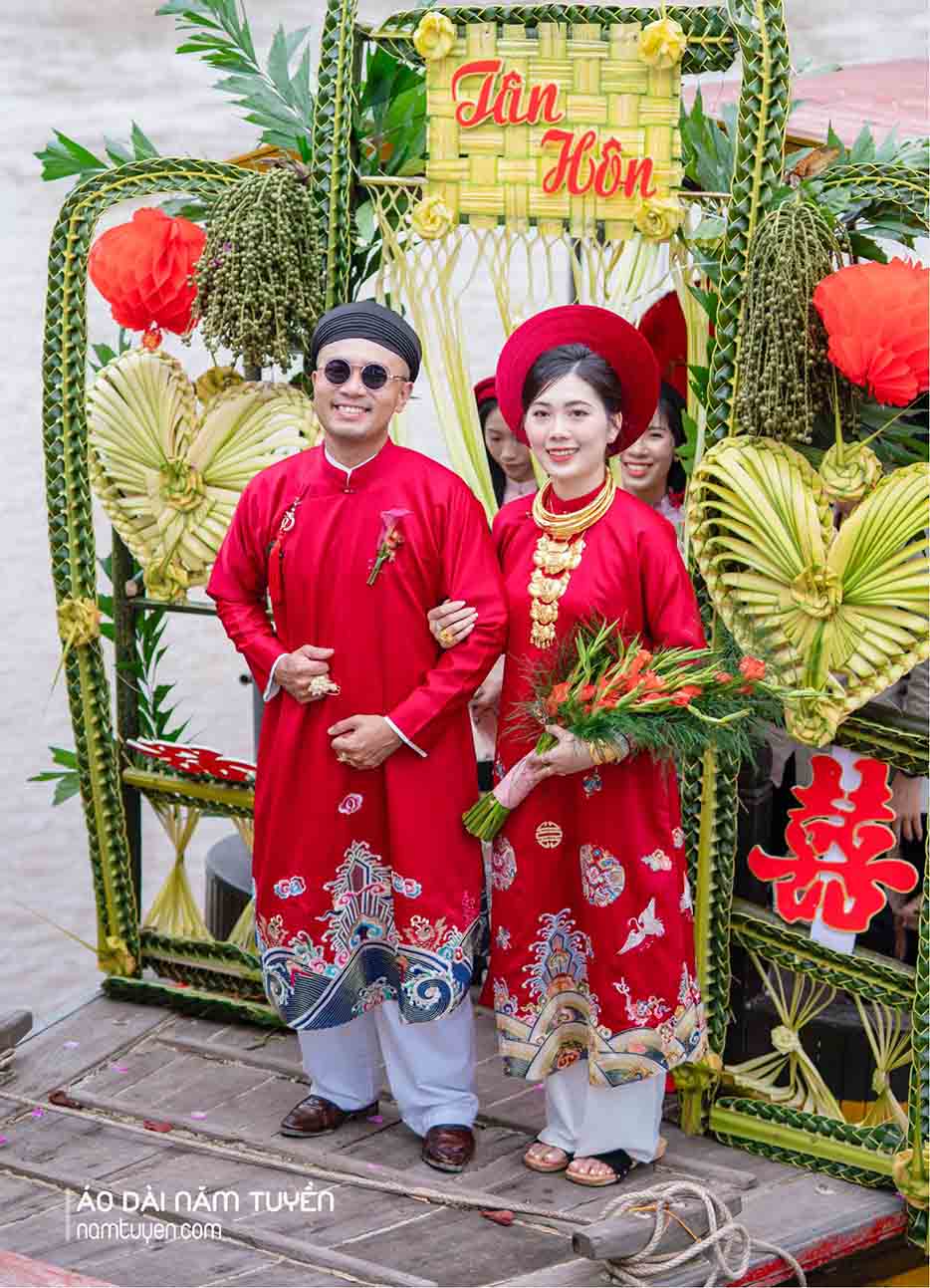 Cặp áo dài cưới ngũ thân tay chẽn mang sắc đỏ truyền thống hoa văn thêu tinh xảo