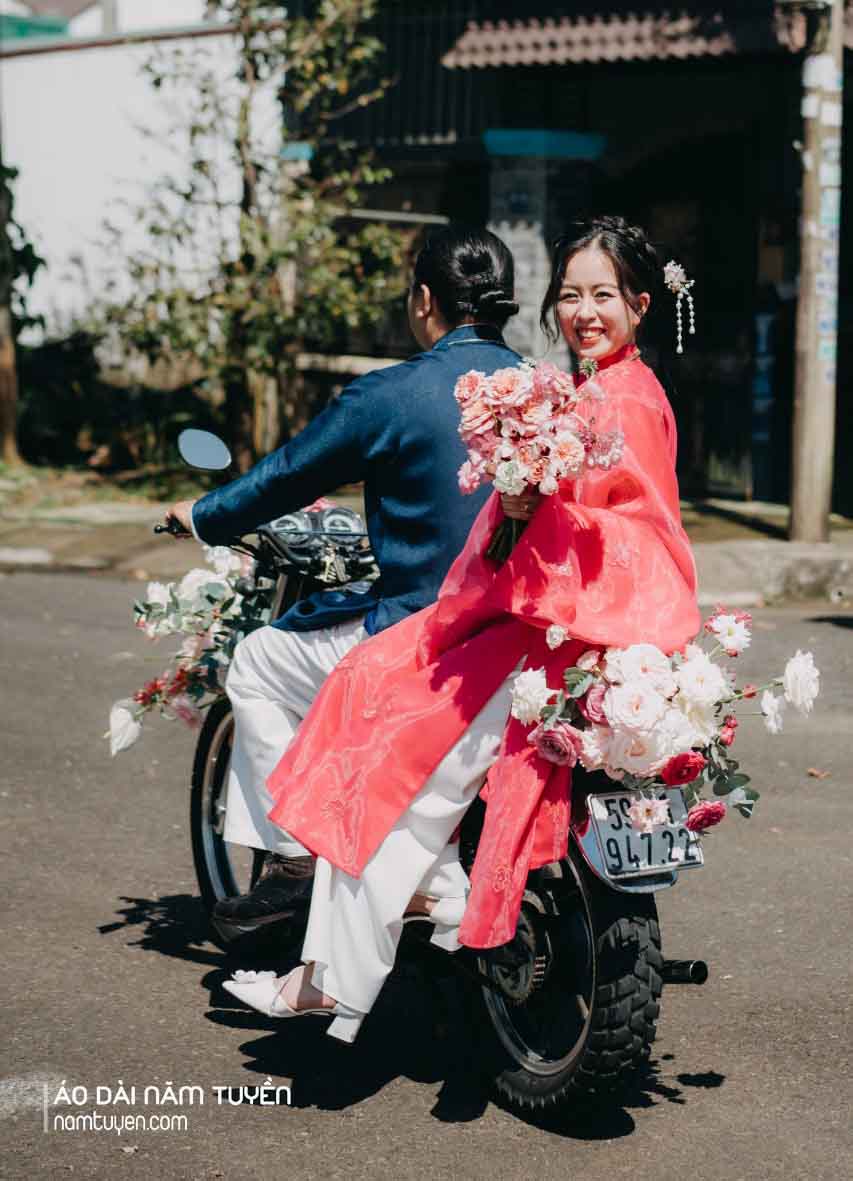 Cặp áo dài cưới xanh đen & hồng – nam tay chẽn lịch lãm, nữ tay thụng nữ tính