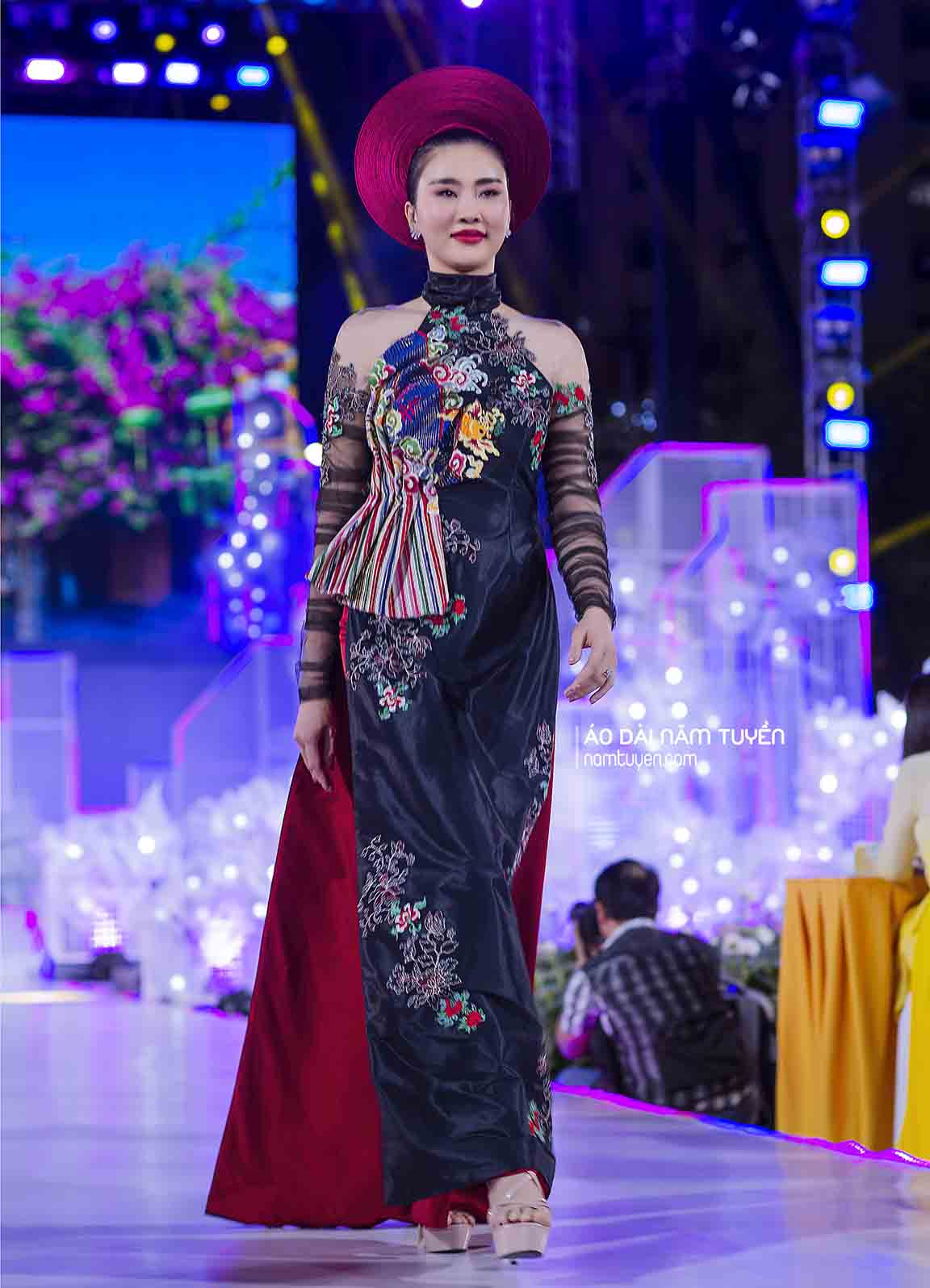 Áo dài nữ ngực yếm họa tiết thủy ba – Sự giao hòa giữa hiện đại và truyền thống