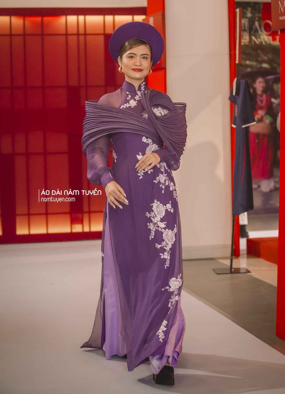 Áo dài tím cách điệu ấn tượng – Sự kết hợp giữa truyền thống và hiện đại