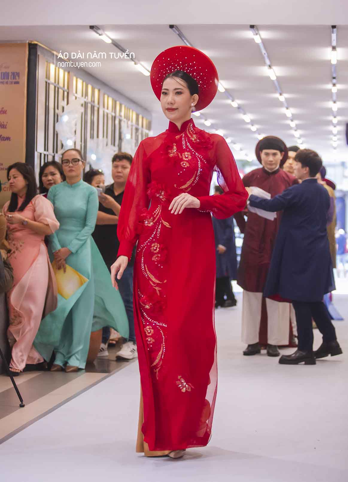 Áo dài đỏ nữ – Thiết kế cưới đính hoa ren nổi bật, thướt tha và duyên dáng