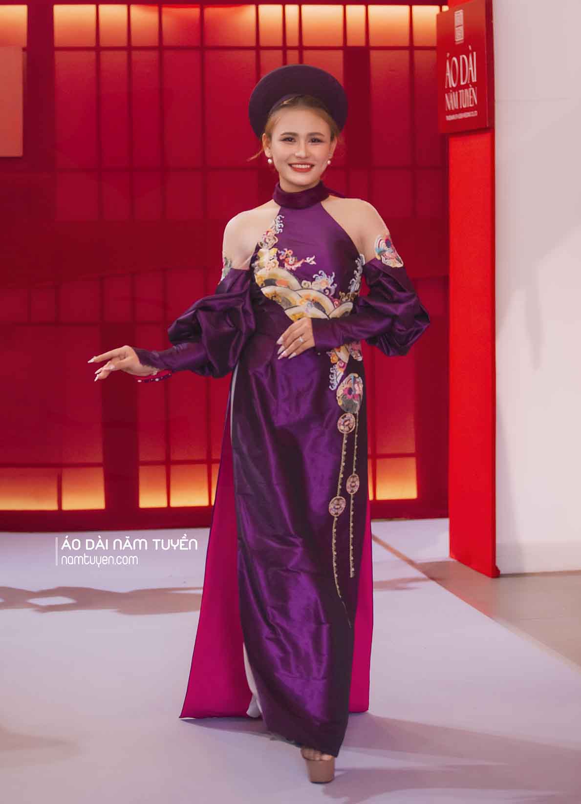 Áo dài nữ thiết kế màu tím - Sự phá cách tinh tế cùng họa tiết cổ truyền