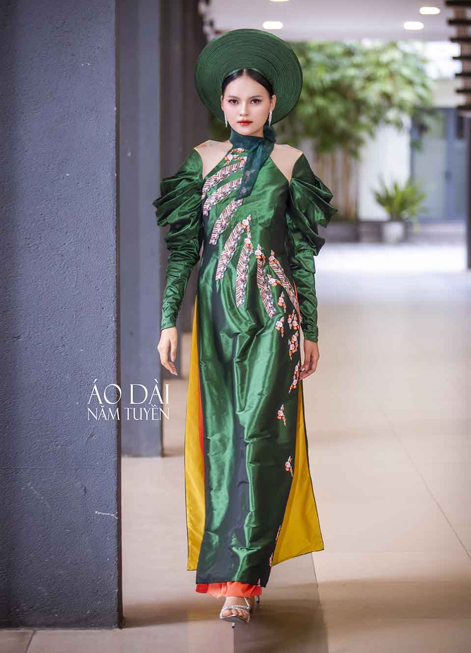 . Áo dài nữ thiết kế - Họa tiết cổ và tay phồng tinh tế