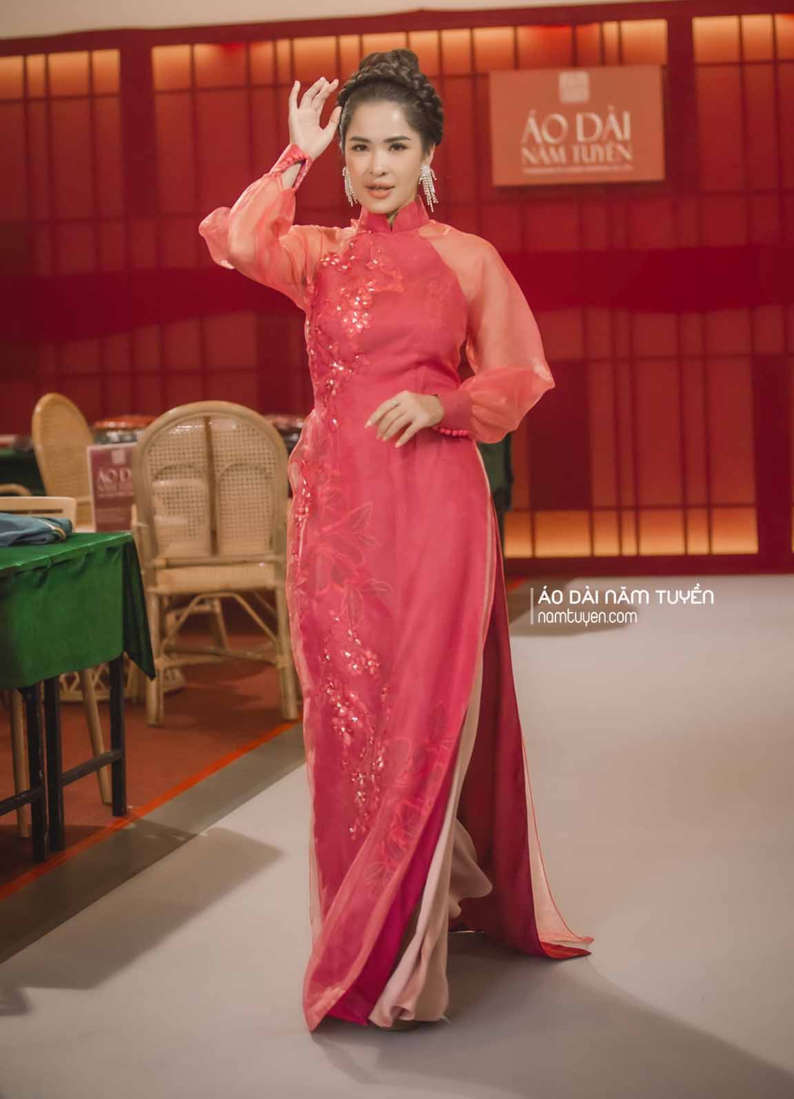 Áo dài phủ voan 2 lớp màu hồng – Ren hoa nhẹ, phong cách dịu dàng