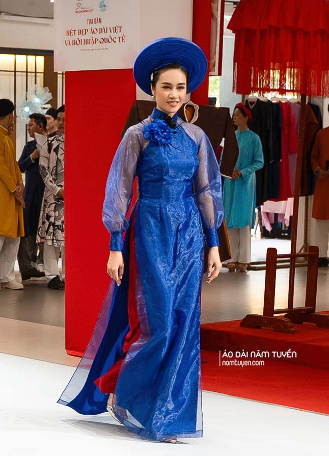 Áo dài thiết kế 2 lớp màu xanh dương – Tay phồng nhẹ, phong cách thanh lịch