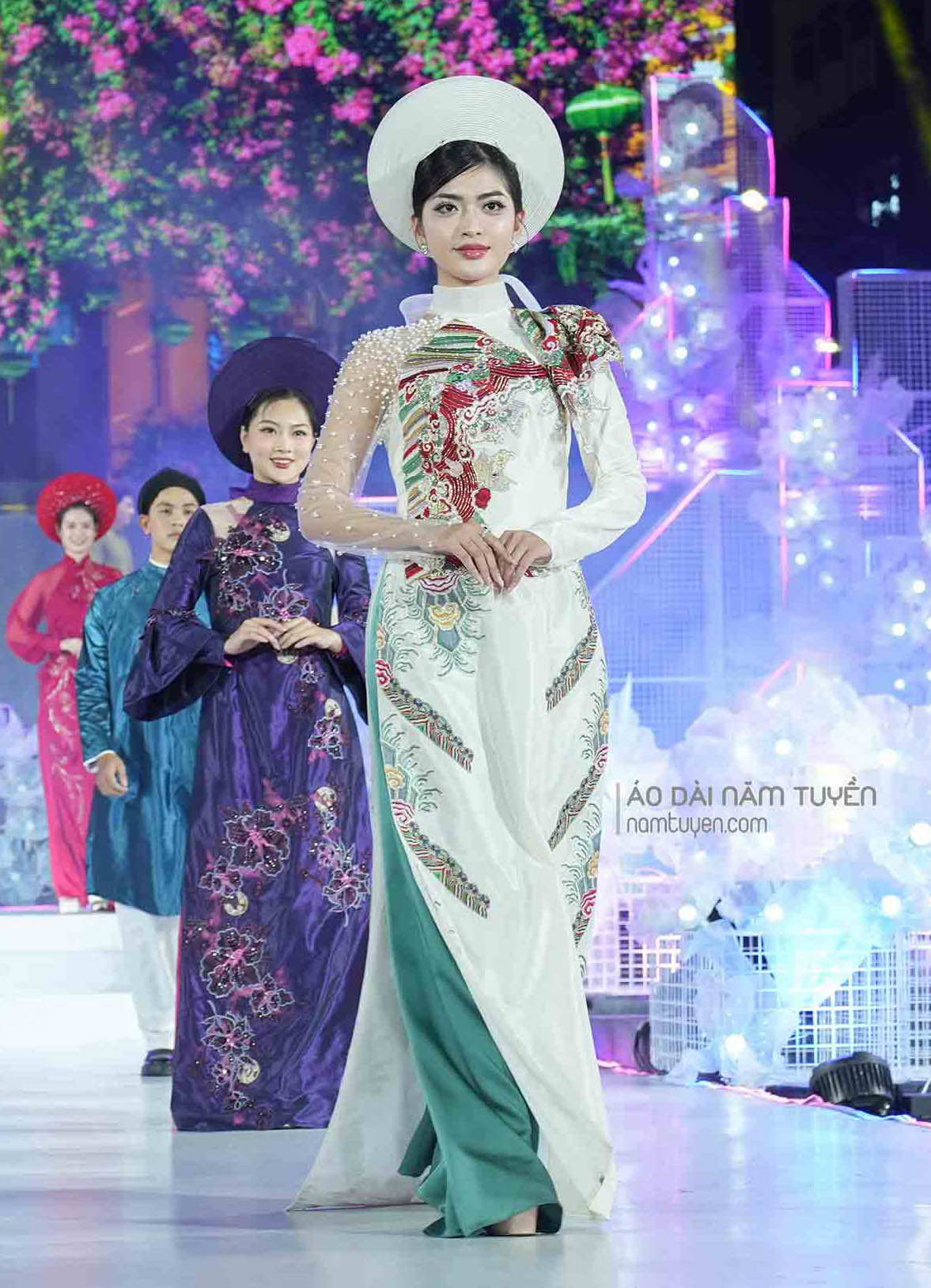 Áo dài nữ cách tân trắng tinh khôi trang trí họa tiết xưa