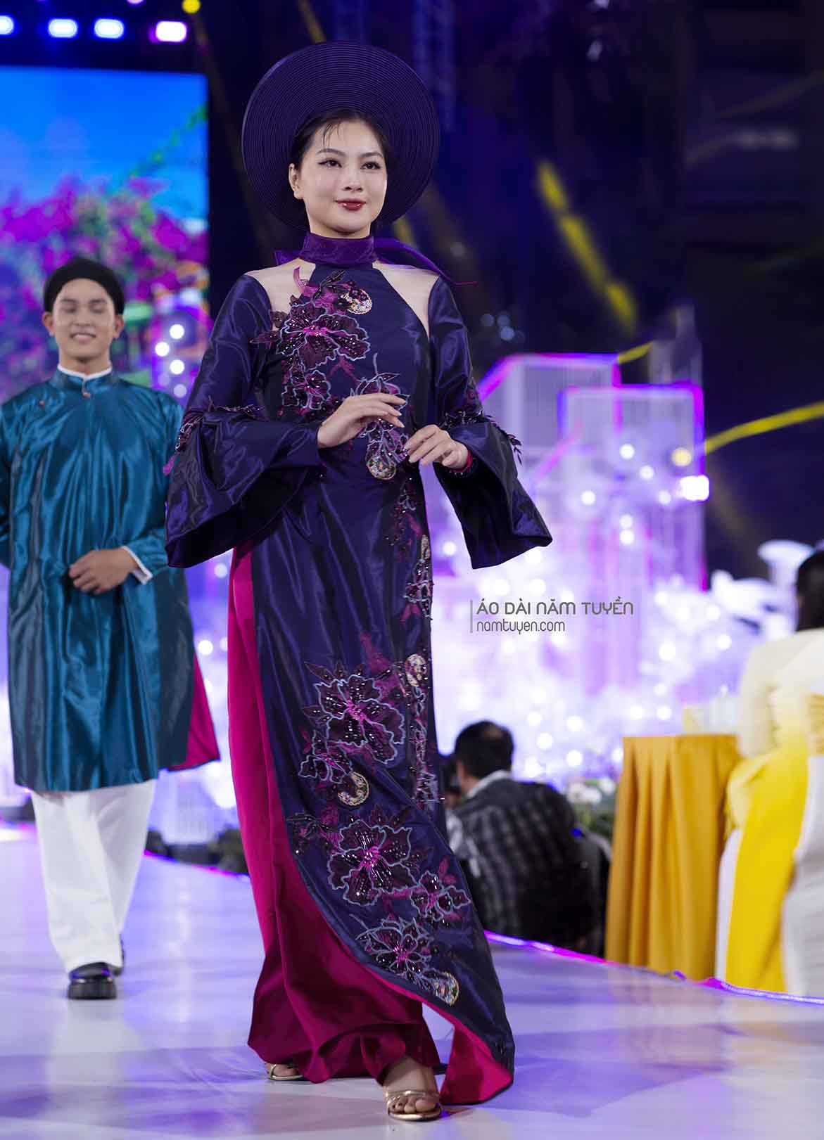 Áo dài nữ màu tím thiết kế tay loe phối ren hoa tinh xảo