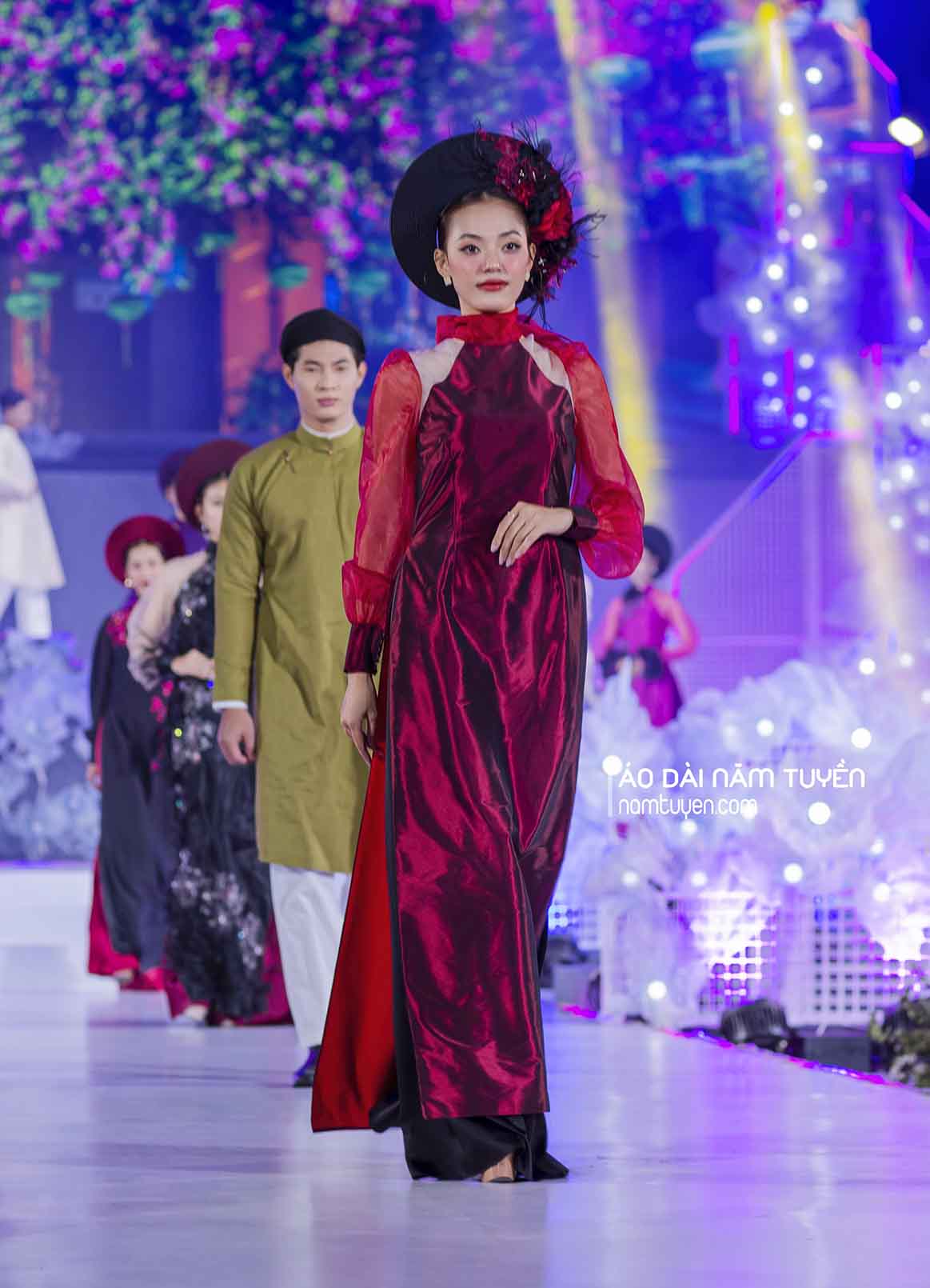 Áo dài nữ đỏ đô thiết kế ngực yếm – tay voan mềm tôn dáng