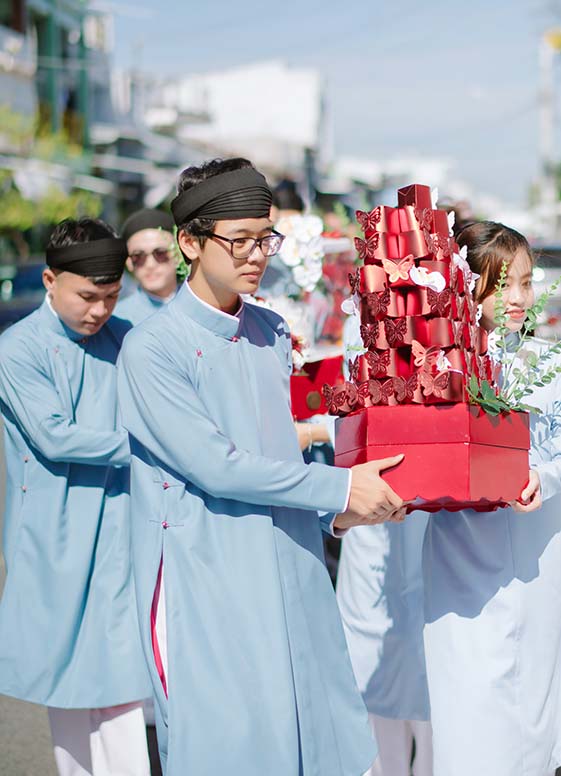 Áo dài bê tráp truyền thống cho đội nhà trai màu xanh da trời