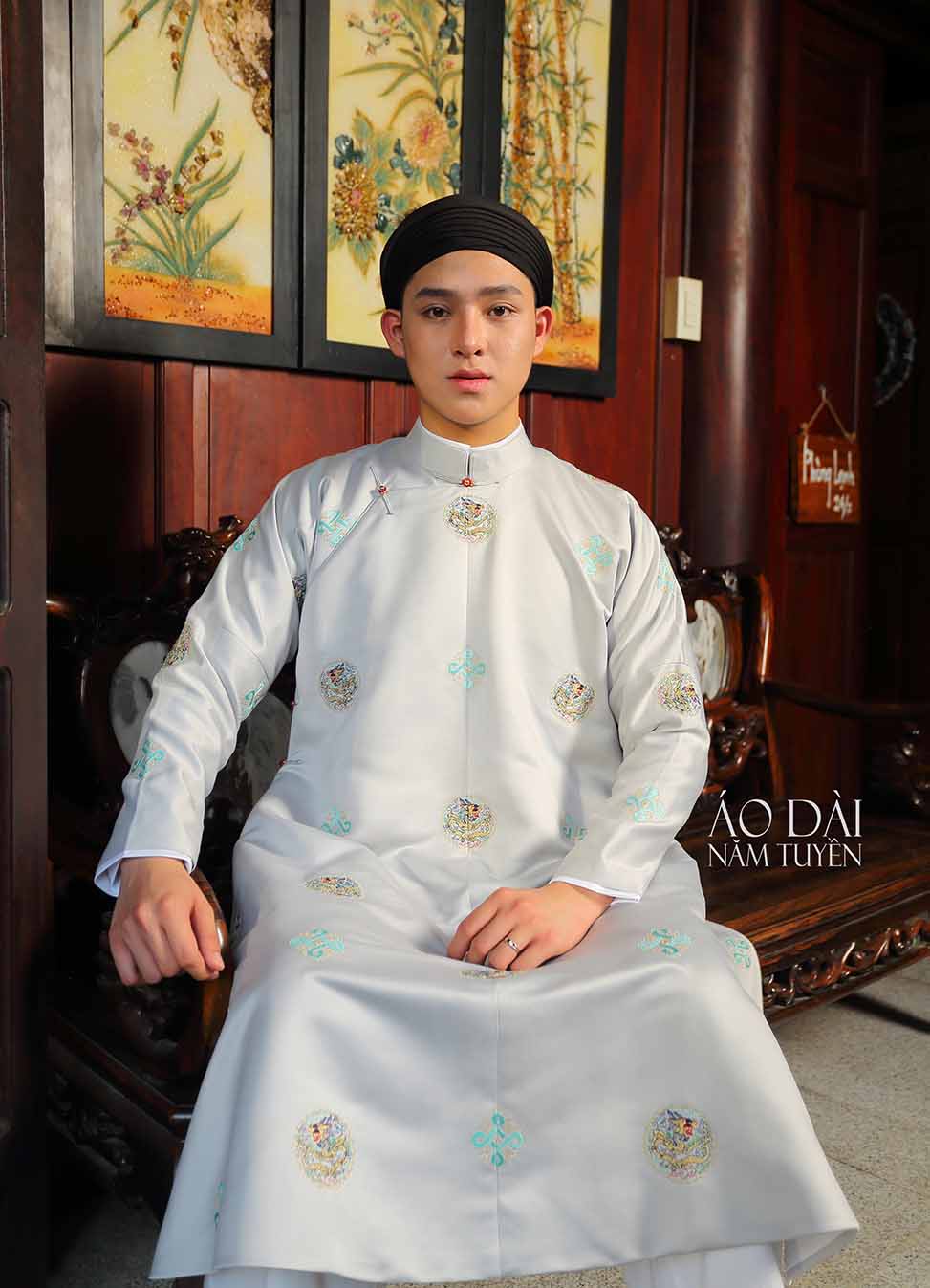 Áo dài nam truyền thống ngũ thân màu xám trăng thêu hoa văn