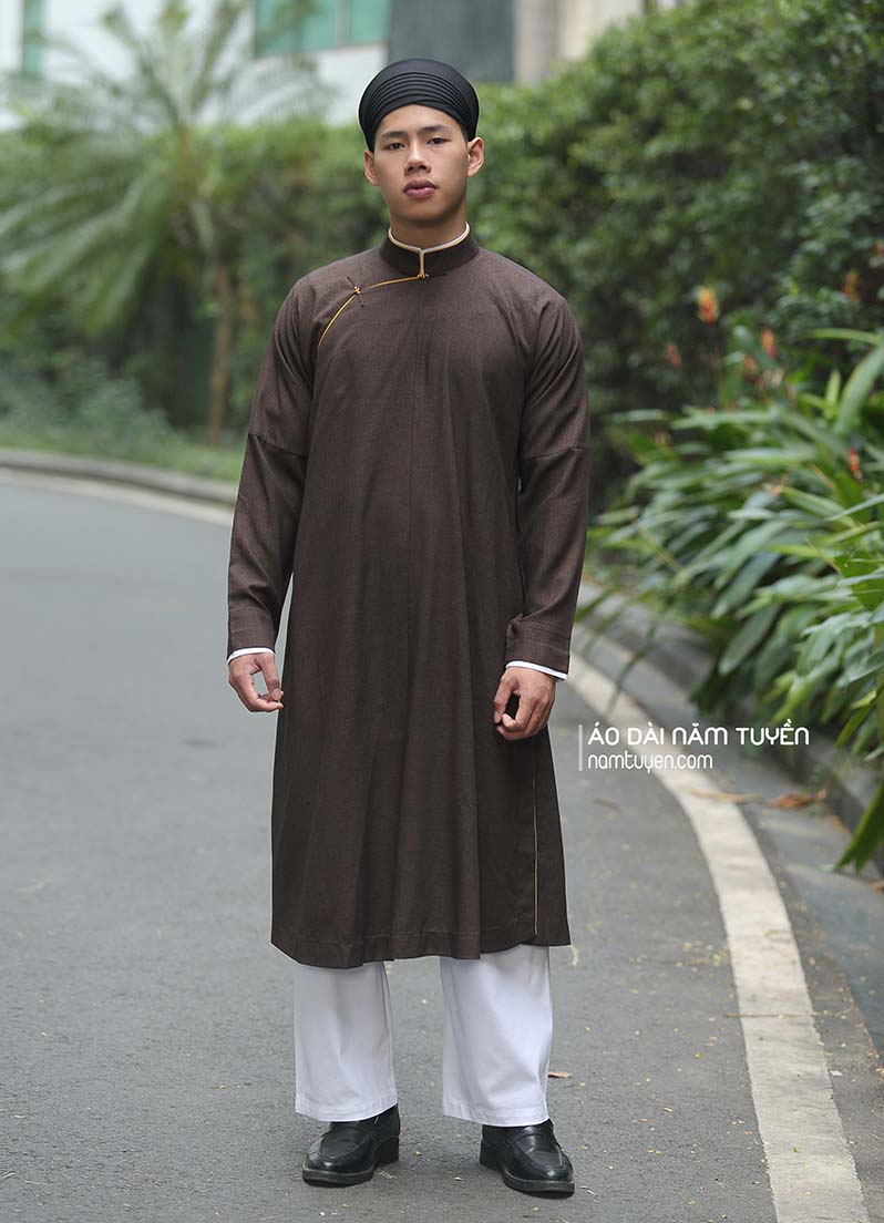 Áo dài nam ngũ thân gam nâu trầm mạnh mẽ kết hợp đường viền vàng tinh tế
