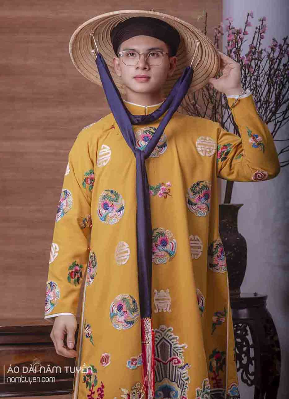 Áo dài nam truyền thống ngũ thân thêu hoa văn cung đình Huế màu vàng trang nhã