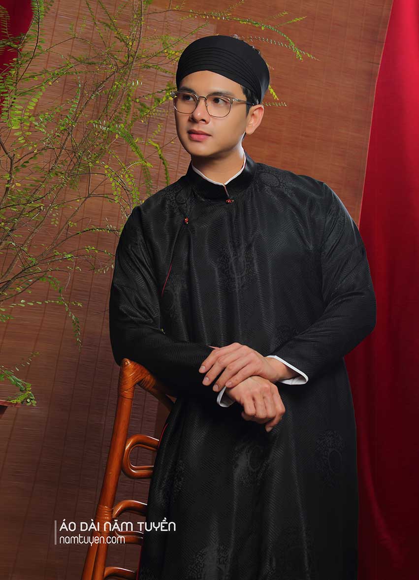 Áo dài nam truyền thống ngũ thân tay chẽn tơ tằm đen hoa văn chữ thọ