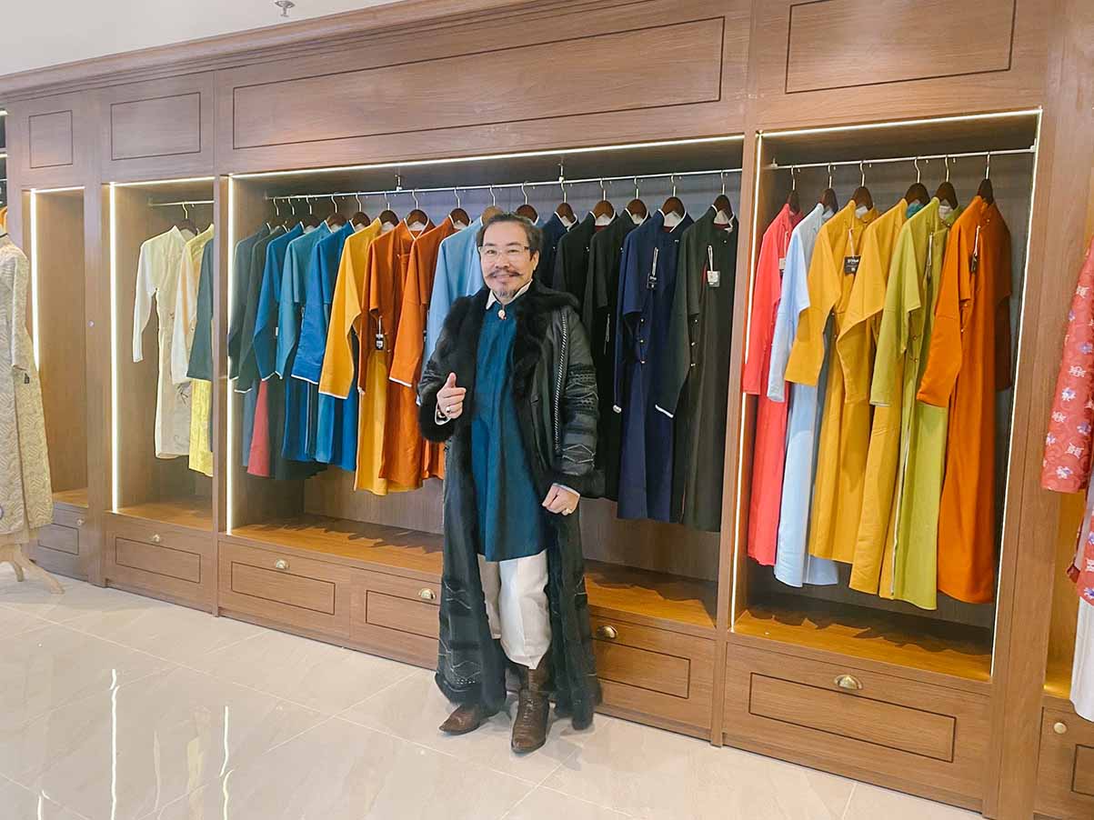 Du khách có thể trải nghiệm và mua sắm áo dài Năm Tuyền tại Huế