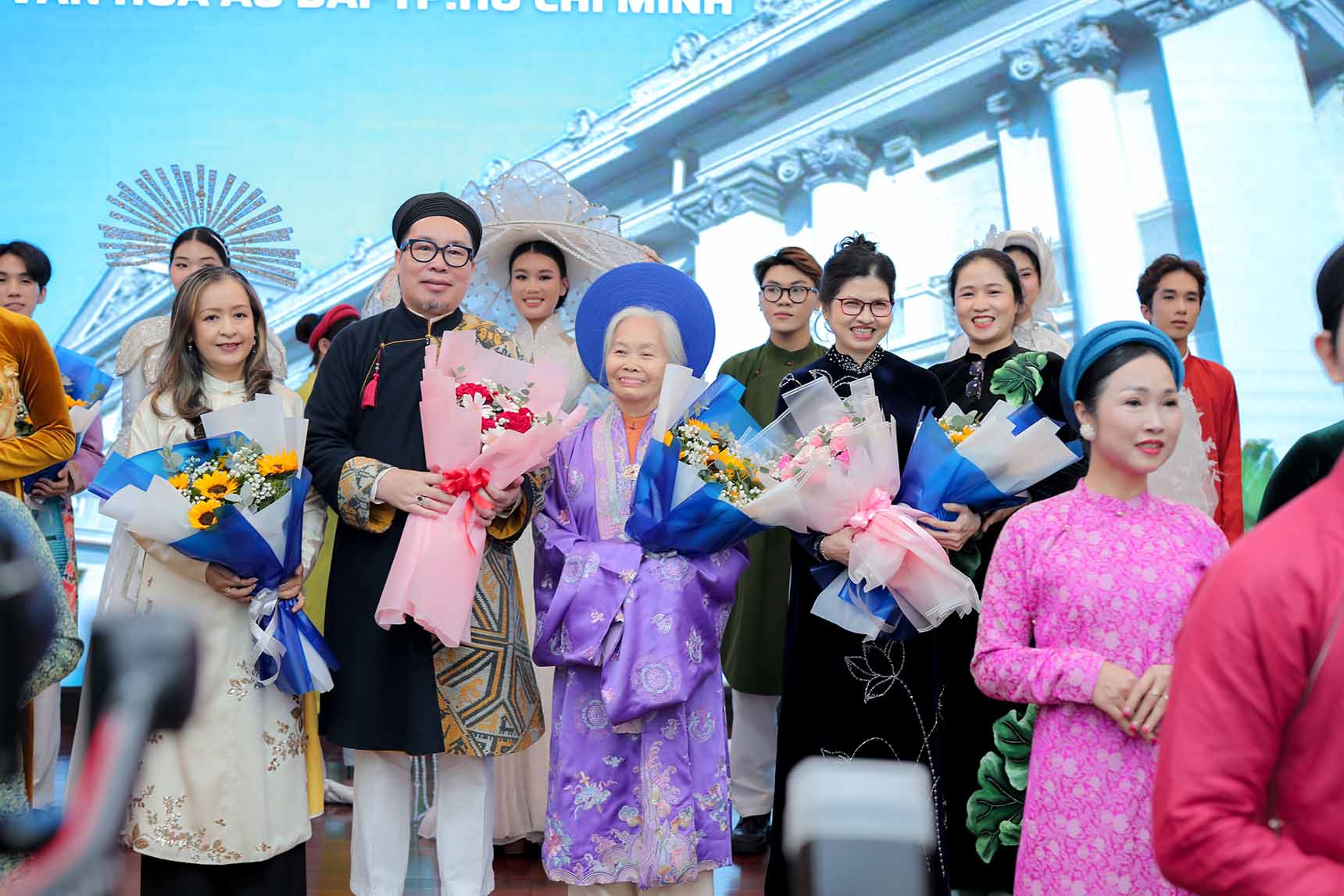 Nghệ nhân trăn trở quảng bá áo dài ngũ thân đến giới trẻ - Bài đăng trên Vietnamnet