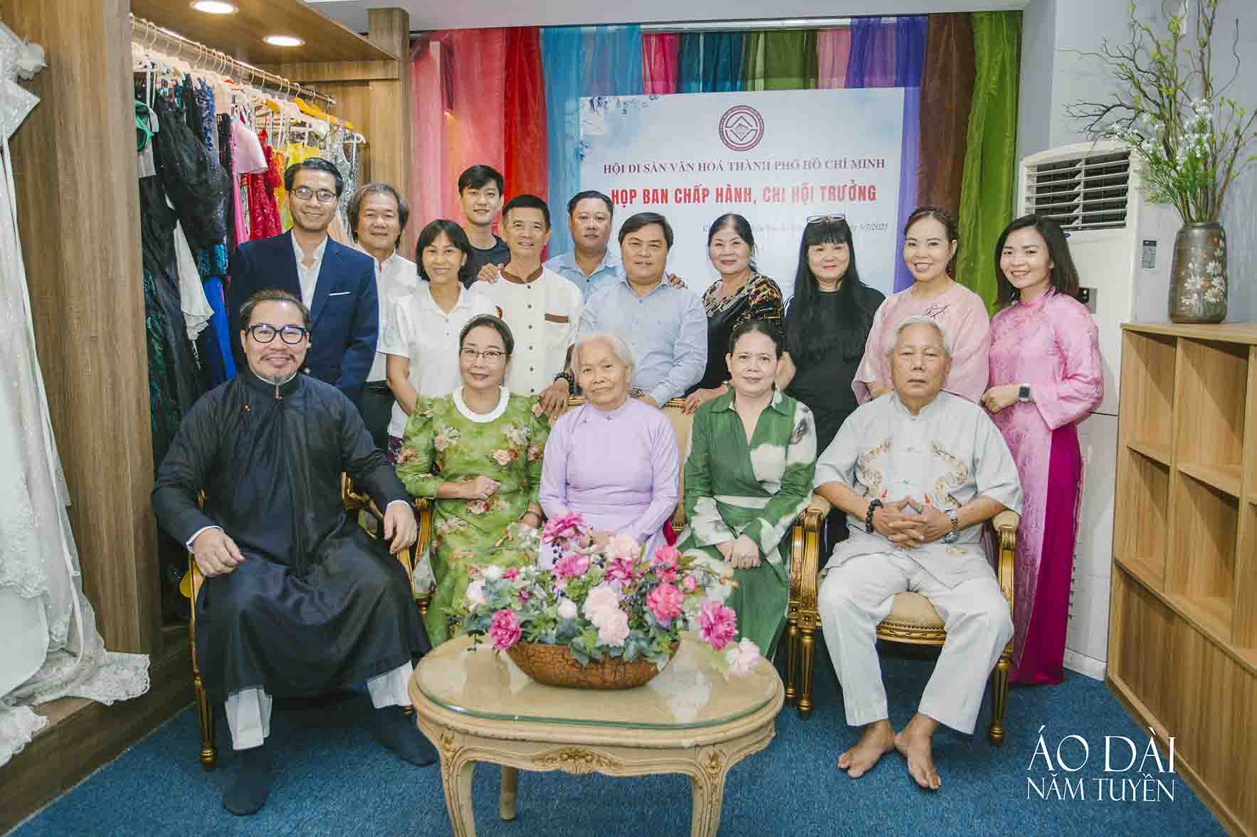Áo dài Năm Tuyền vinh dự đón tiếp Hội Di sản Văn hóa TP.HCM tổ chức họp mặt 6 tháng đầu năm 2025