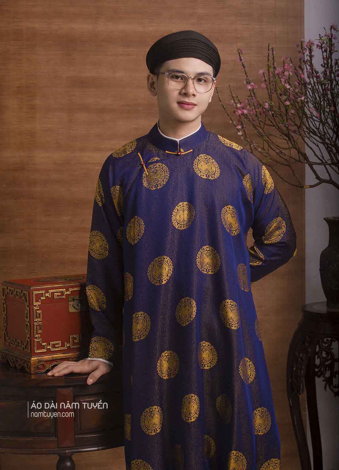 Áo dài gấm - họa tiết