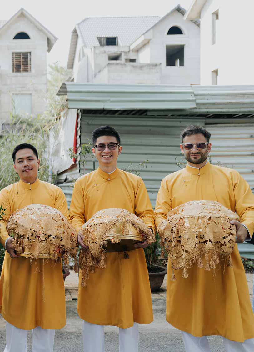 Áo dài nam bê tráp truyền thống họ nhà trai màu vàng