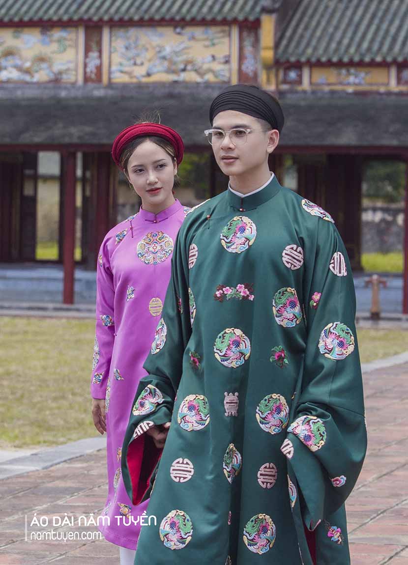 Áo dài nam tay thụng truyền thống thêu hoa văn cổ cung đình