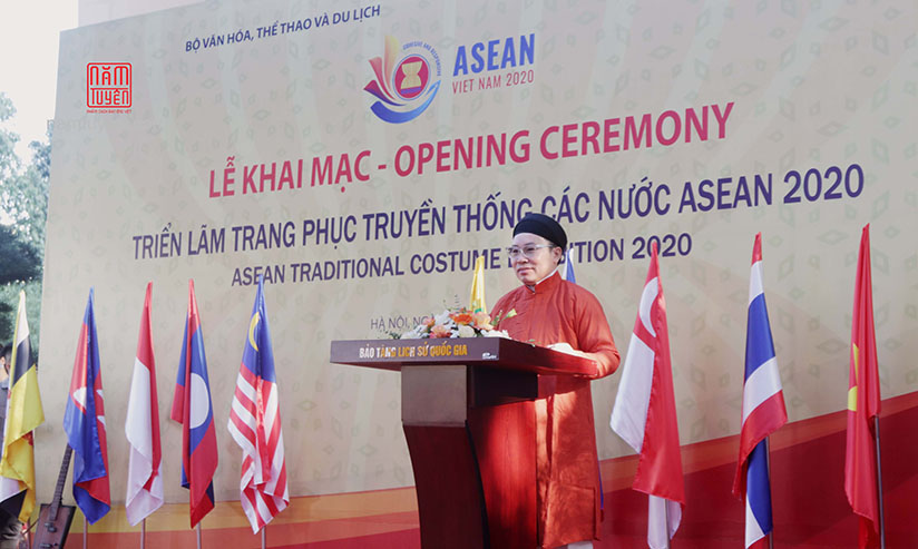 Nghệ nhân áo dài Năm Tuyền tại tham dự Triển lãm trang phục truyền thống các nước ASEAN năm 2020 tại Hà Nội
