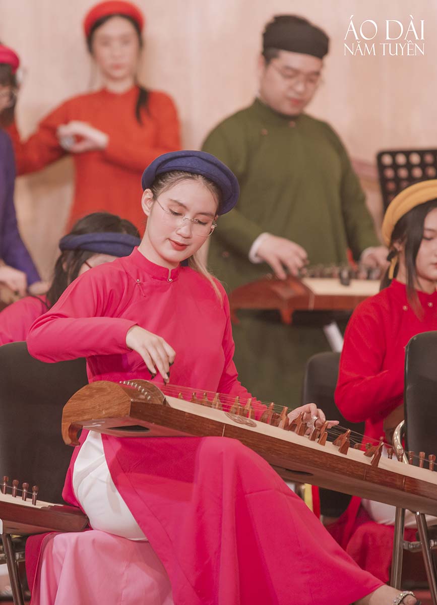 Nghệ sĩ nhạc cụ dân tộc Nhạc viện TP.HCM với Áo Dài Năm Tuyền 