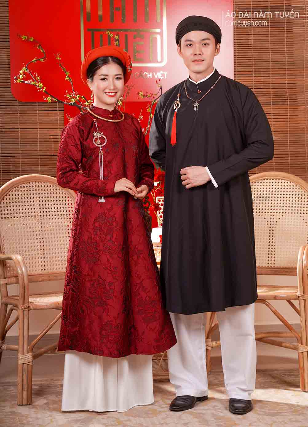 Áo dài nữ ngũ thân gấm đỏ, phong cách truyền thống trang trọng