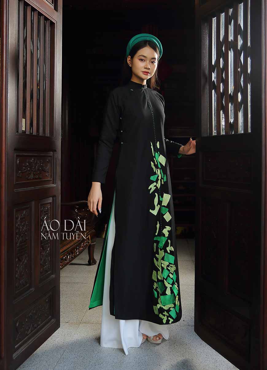 Áo dài ngũ thân nữ màu đen truyền thống thêu họa tiết trừu tượng
