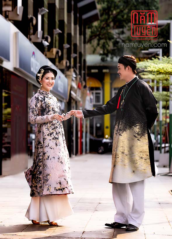 Áo dài ngũ thân nữ truyền thống gấm hoa văn ấn tượng