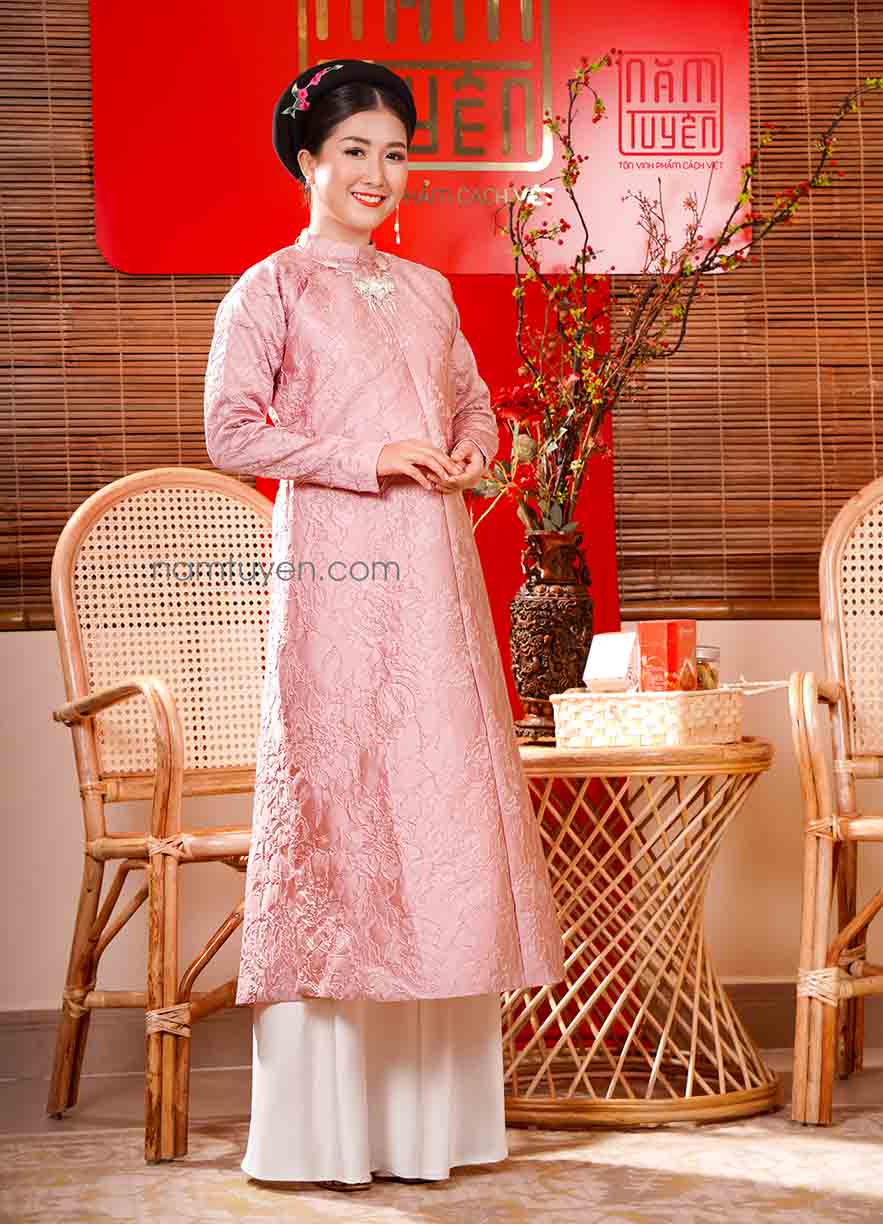 Mẫu áo dài gấm hồng với họa tiết sắc nét, form chuẩn Việt phục ngũ thân