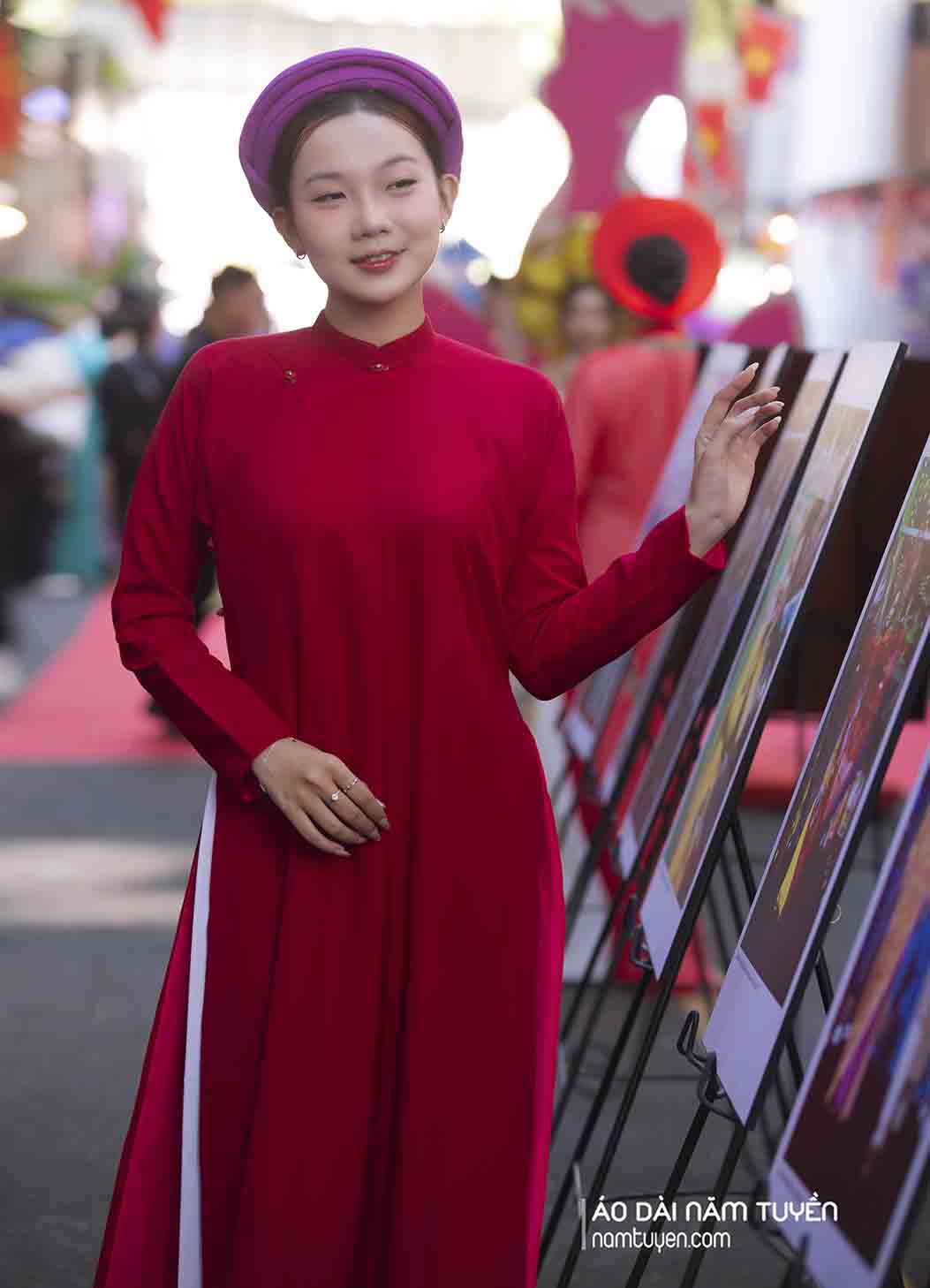 Áo ngũ thân đỏ đô 2 tà rời – lựa chọn trang phục truyền thống dành cho nữ