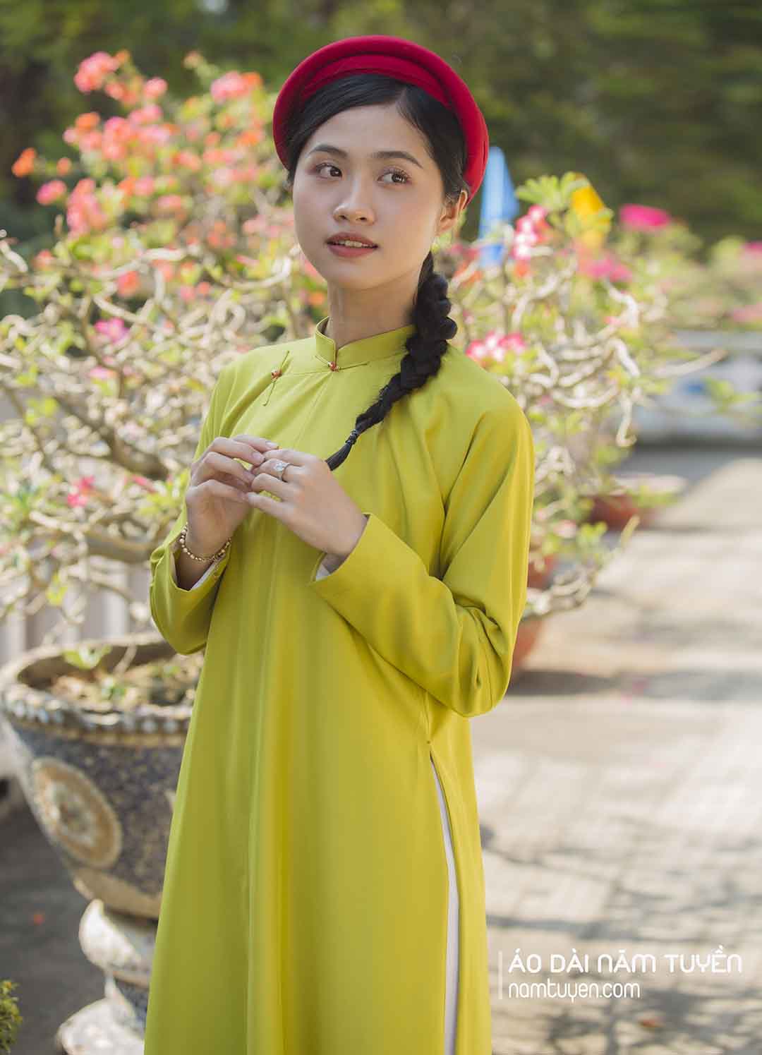 Áo dài ngũ thân nữ truyền thống màu xanh bơ cá tính - lựa chọn cho người trẻ yêu cổ phục