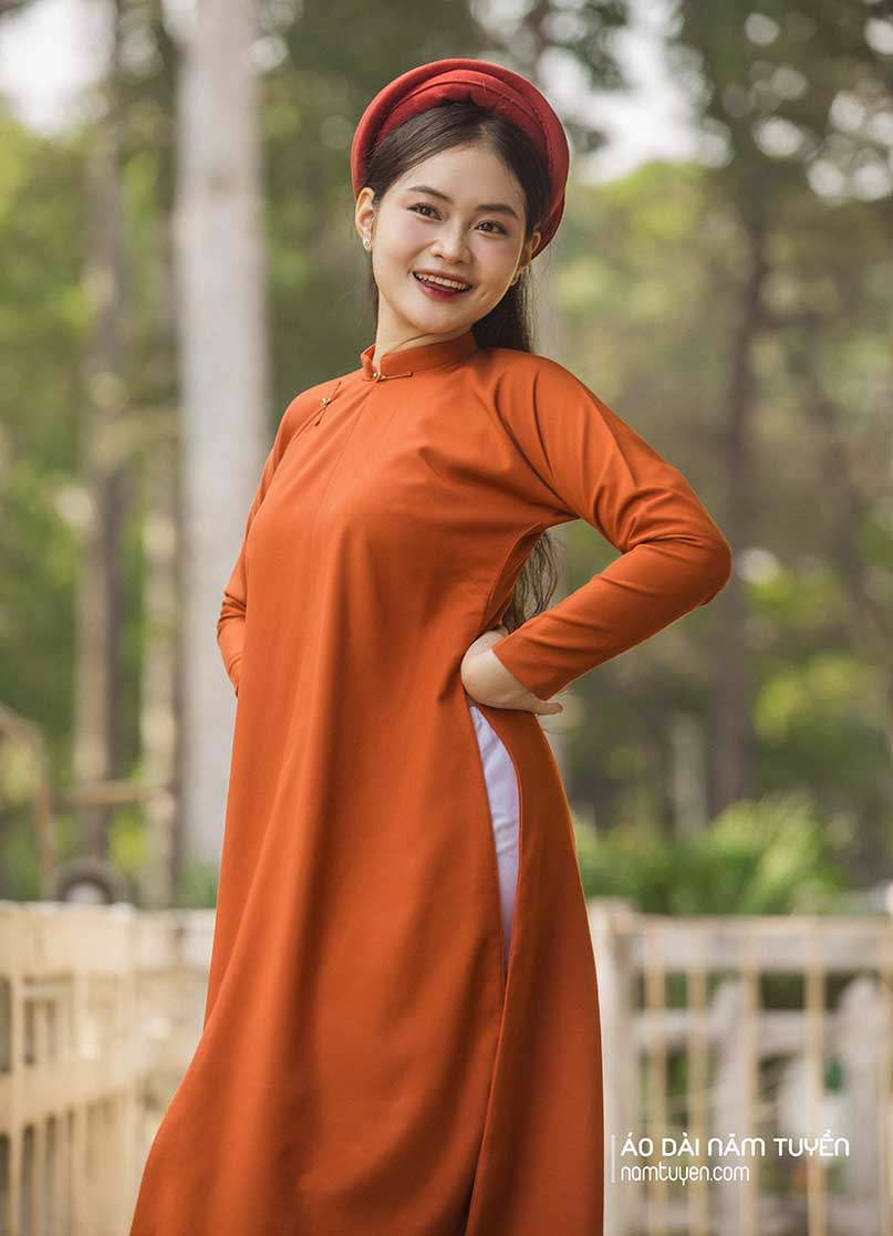 Áo dài ngũ thân nữ màu cam đất – sắc màu trầm ấm cho bạn yêu Việt phục