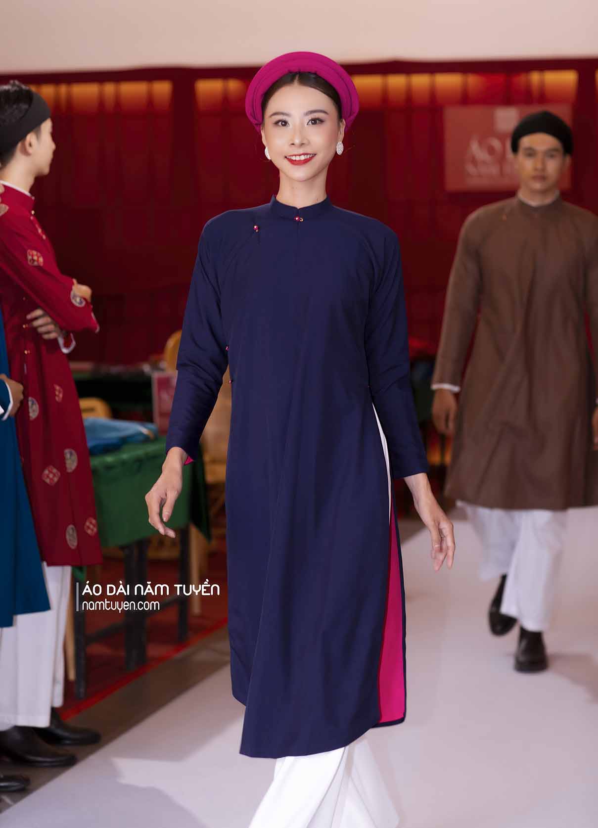 Áo dài ngũ thân nữ truyền thống màu xanh đen trang trọng