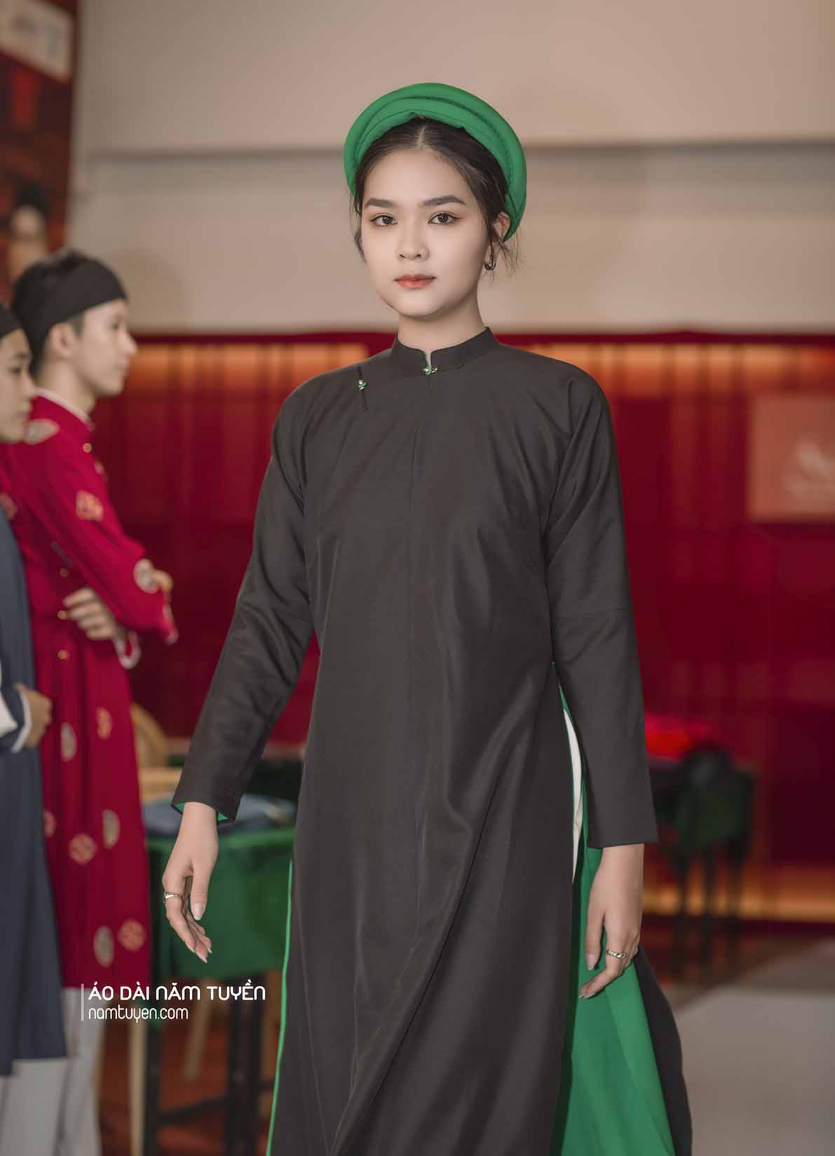 Áo Dài Ngũ Thân Nữ – Gam màu Đen Truyền Thống (2 lớp tà rời)