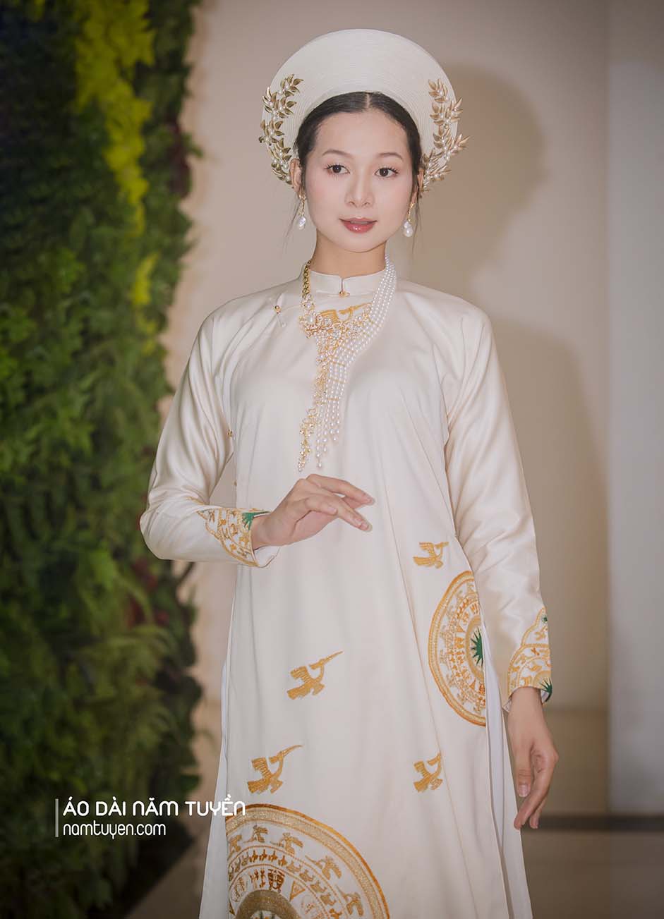 Áo dài nữ ngũ thân thêu họa tiết trống đồng truyền thống
