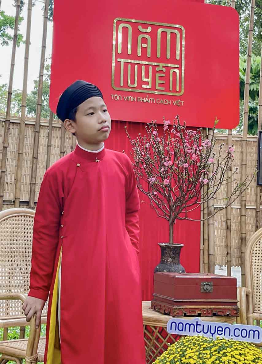 Áo dài trẻ em truyền thống cho bé trai màu đỏ mặc lễ tết
