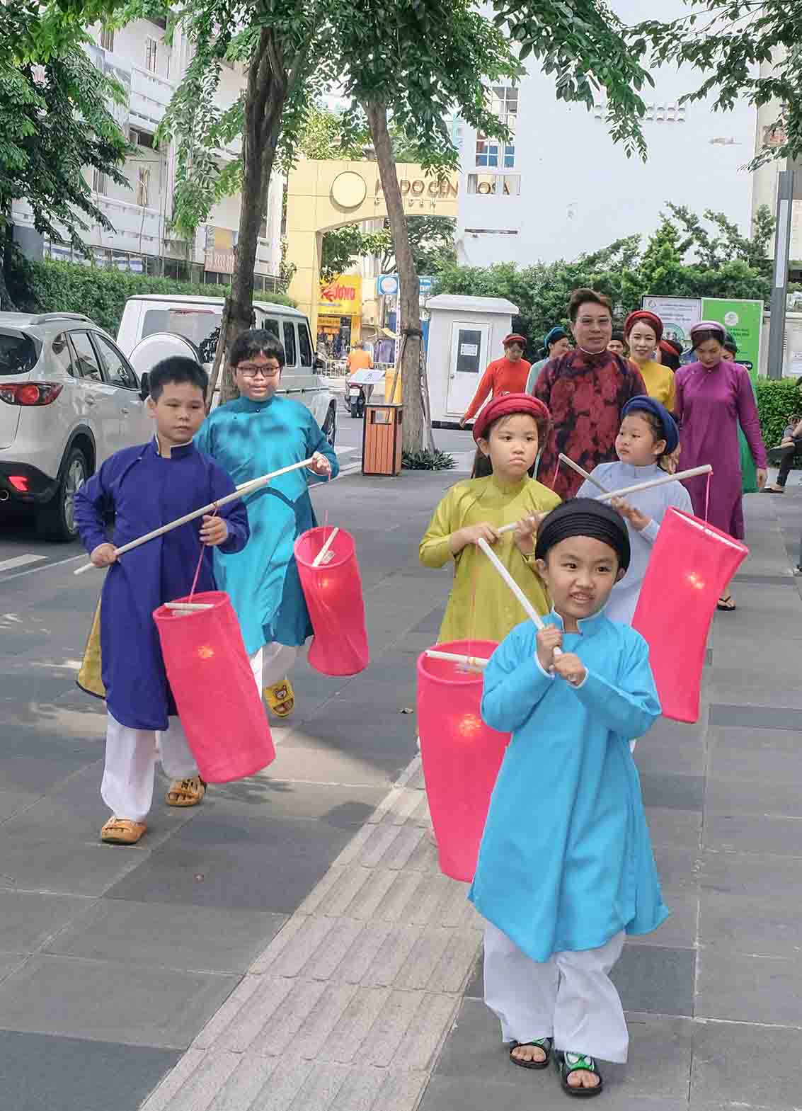 Áo dài truyền thống trẻ em ngũ thân mặc đi rước đèn trung thu