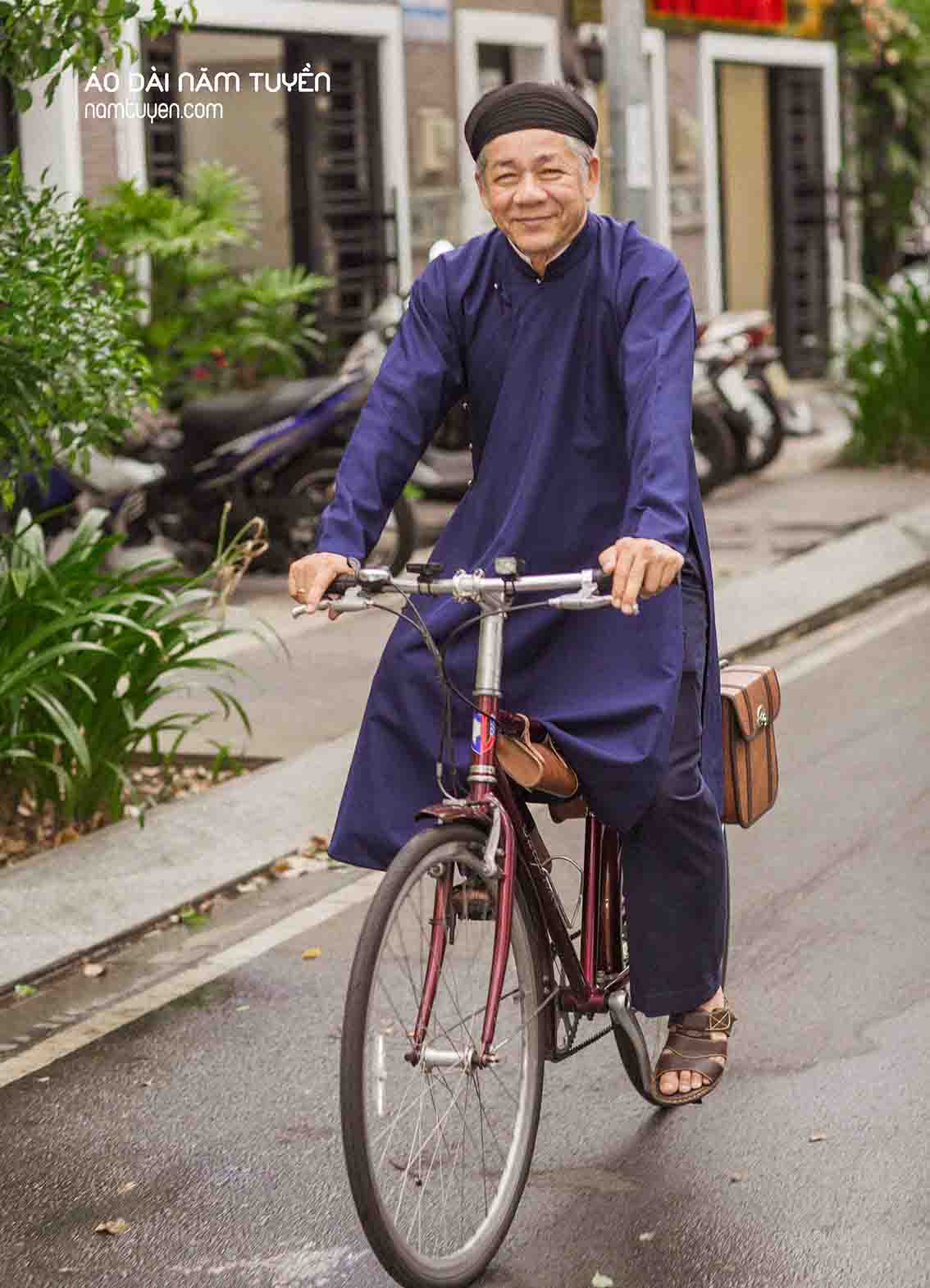 Áo dài ngũ thân truyền thống đơn sắc cho người cao tuổi 